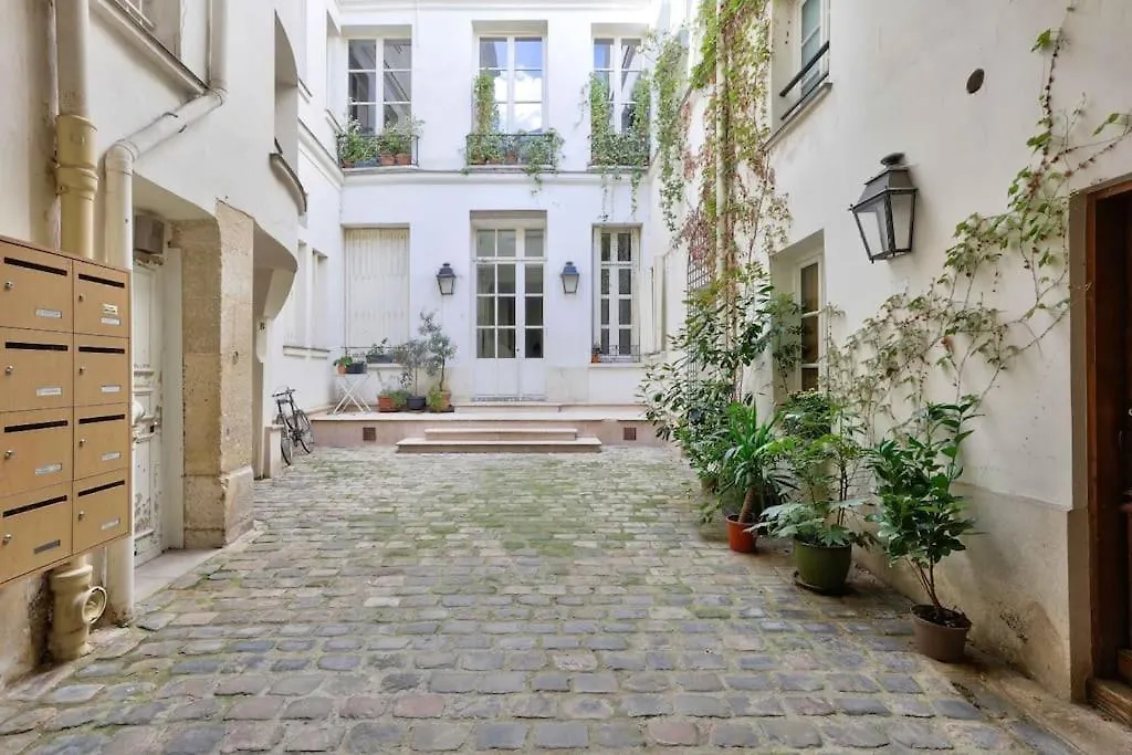 Elegant Appartement Avec Jardin Proche Du Pont Des Arts Paris Apartment