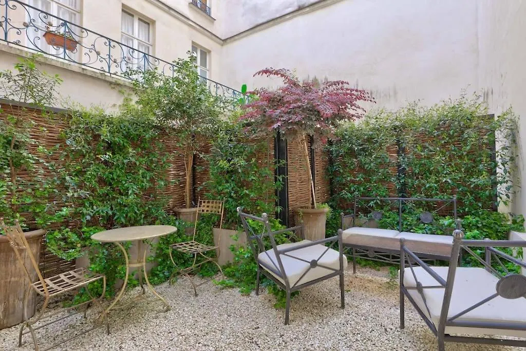Elegant Appartement Avec Jardin Proche Du Pont Des Arts Paris Apartment