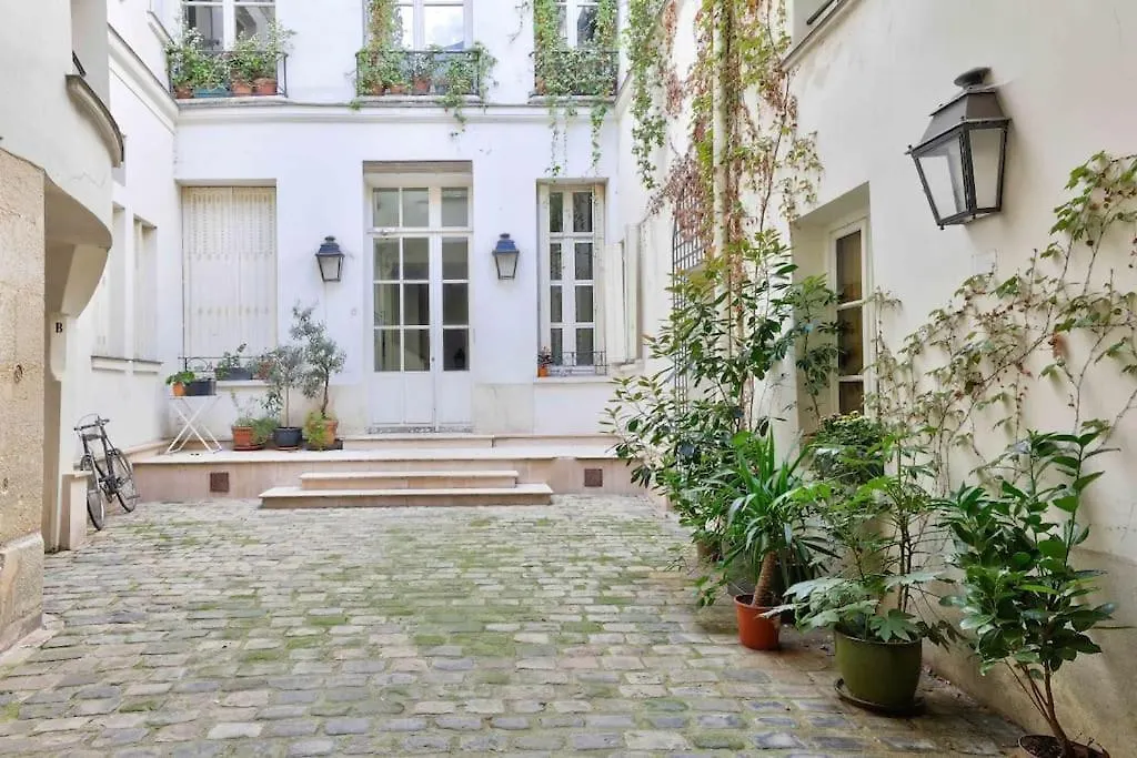 Elegant Appartement Avec Jardin Proche Du Pont Des Arts Paris